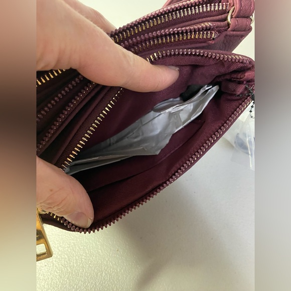 Apt 9 Kohls Safe Keeper RFID Blocking Crossbody w/ Apple Charger - Picture 6 of 7